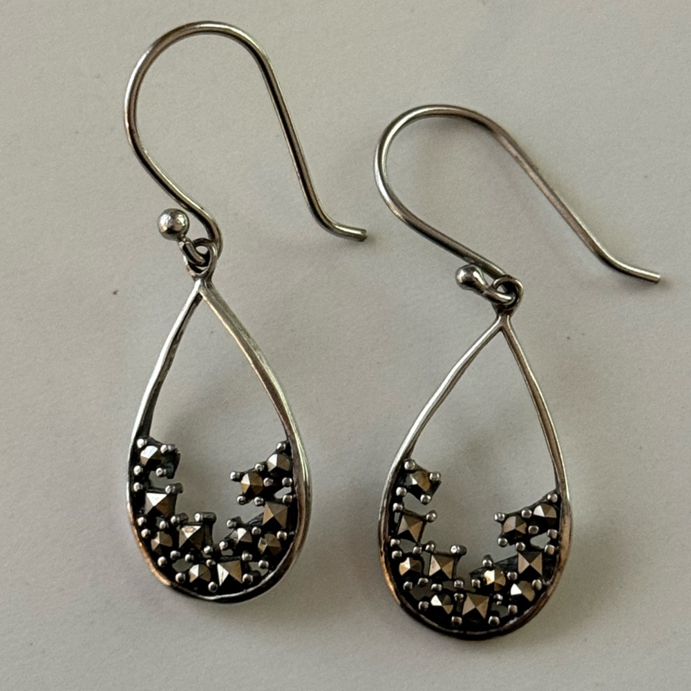 Beautifull Sterling Silver Teardrop Shaped Earrings